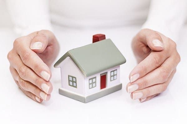 Inmobiliaria JM manos junto a casa de juguete