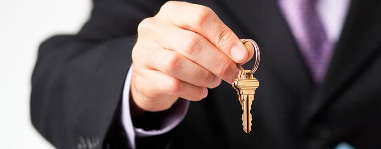 Inmobiliaria JM Persona sosteniendo llaves